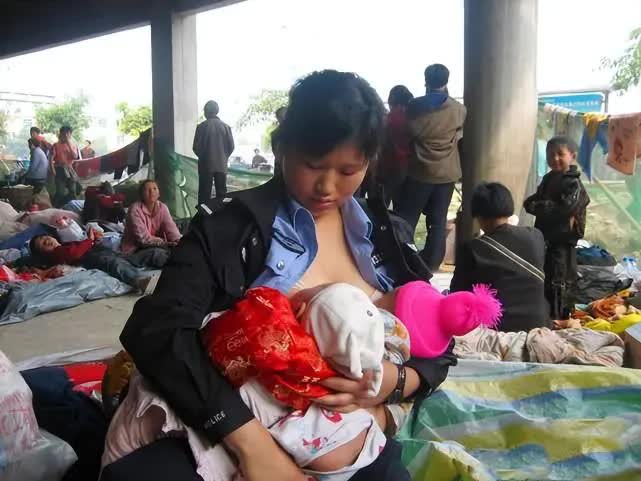 Nữ cảnh sát 'cứu sống' 9 đứa trẻ khát sữa trong trận động đất Tứ Xuyên năm 2008: Vừa được ca tụng vừa bị chỉ trích, 15 năm vẫn trọn lòng nghĩa hiệp - Ảnh 5.