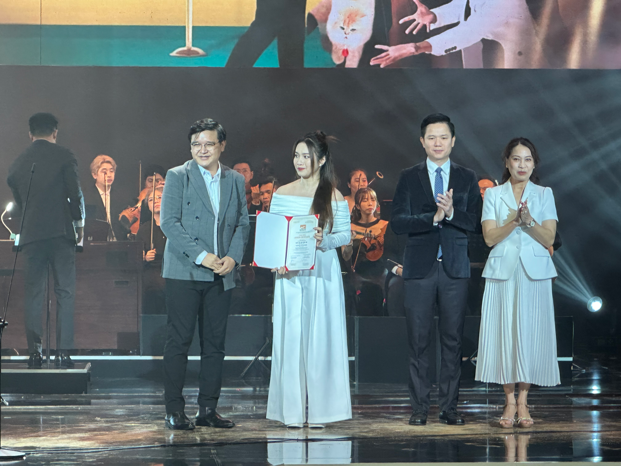Nhà Bà Nữ thắng Phim Việt Nam hay nhất, Trấn Thành đoạt giải Đạo diễn xuất sắc tại LHP châu Á Đà Nẵng - Ảnh 5.