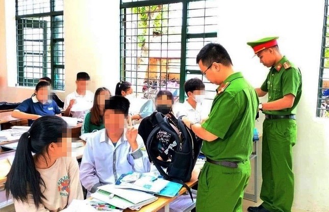 Công an Thanh Hoá đồng loạt kiểm tra tư trang của học sinh sau loạt vụ bạo lực học đường - Ảnh 2.