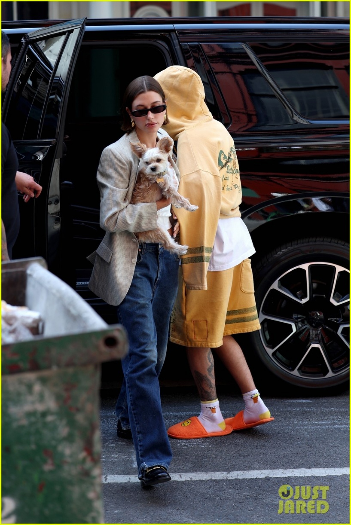 Vợ chồng Justin Bieber ẵm thú cưng đi dạo phố sau khi bị &quot;tấn công&quot; - Ảnh 5.