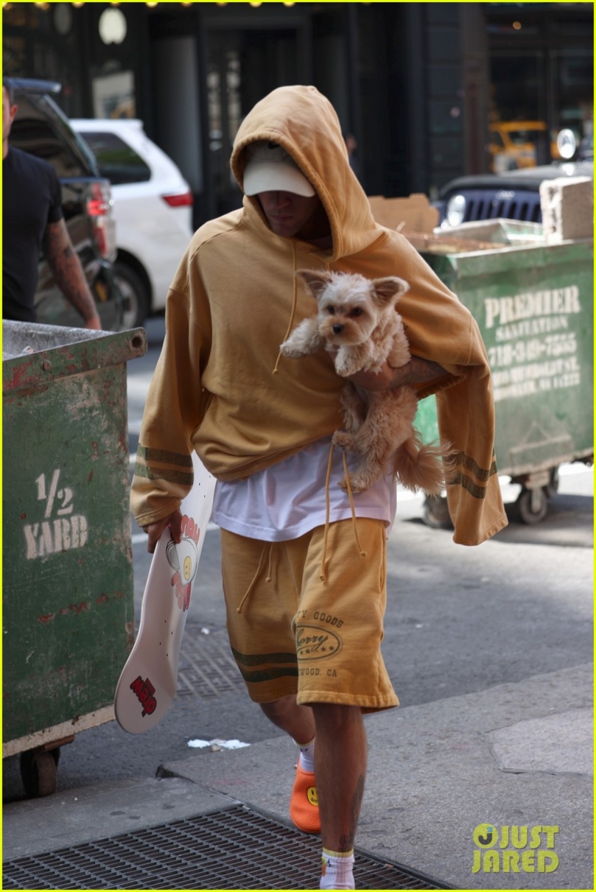 Vợ chồng Justin Bieber ẵm thú cưng đi dạo phố sau khi bị &quot;tấn công&quot; - Ảnh 3.