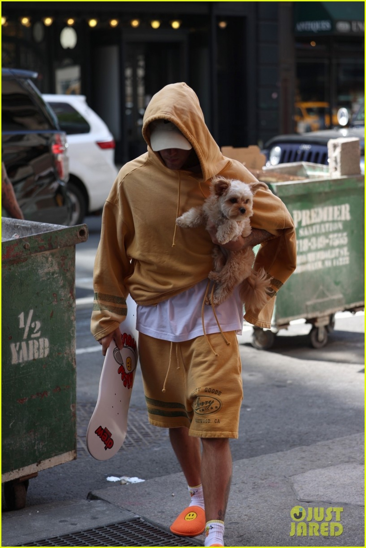 Vợ chồng Justin Bieber ẵm thú cưng đi dạo phố sau khi bị &quot;tấn công&quot; - Ảnh 4.