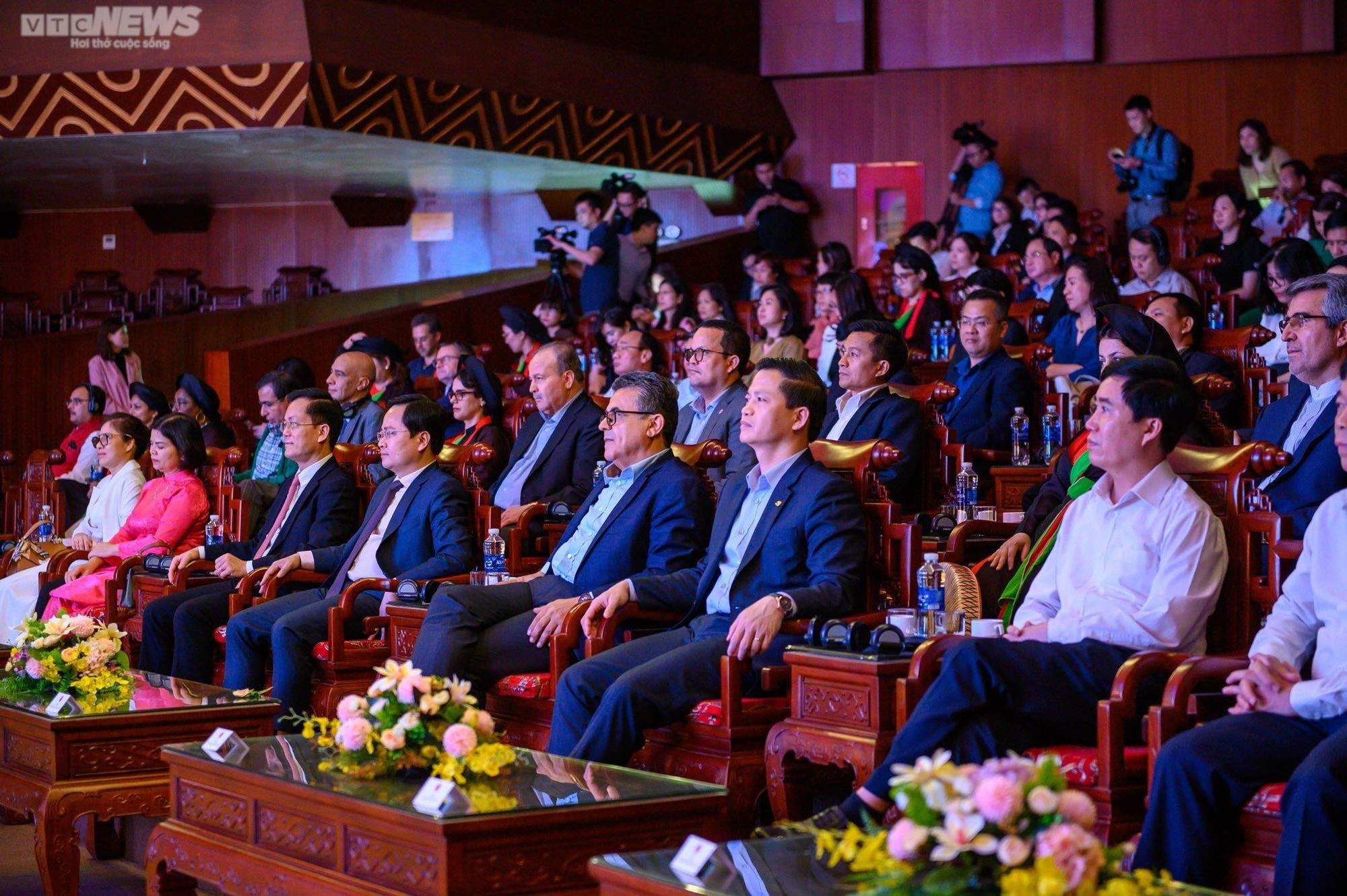 Ghế Đồng Kỵ trong Nhà hát dân ca Quan họ Bắc Ninh làm từ gỗ gì, giá bao nhiêu? - Ảnh 2. Ghế Đồng Kỵ trong Nhà hát dân ca Quan họ Bắc Ninh làm từ gỗ gì, giá bao nhiêu? - Ảnh 2.