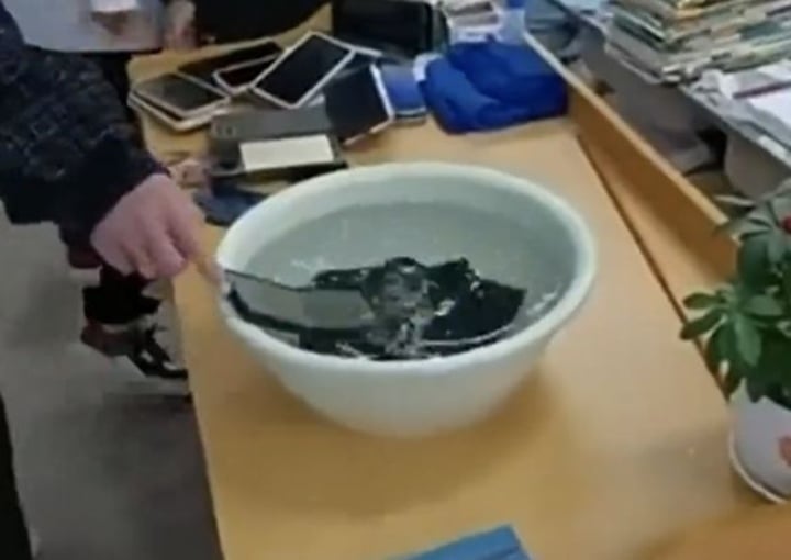 Thầy giáo ngâm điện thoại của 20 học sinh vì vi phạm nội quy - Ảnh 1. Thầy giáo ngâm điện thoại của 20 học sinh vì vi phạm nội quy - Ảnh 1.