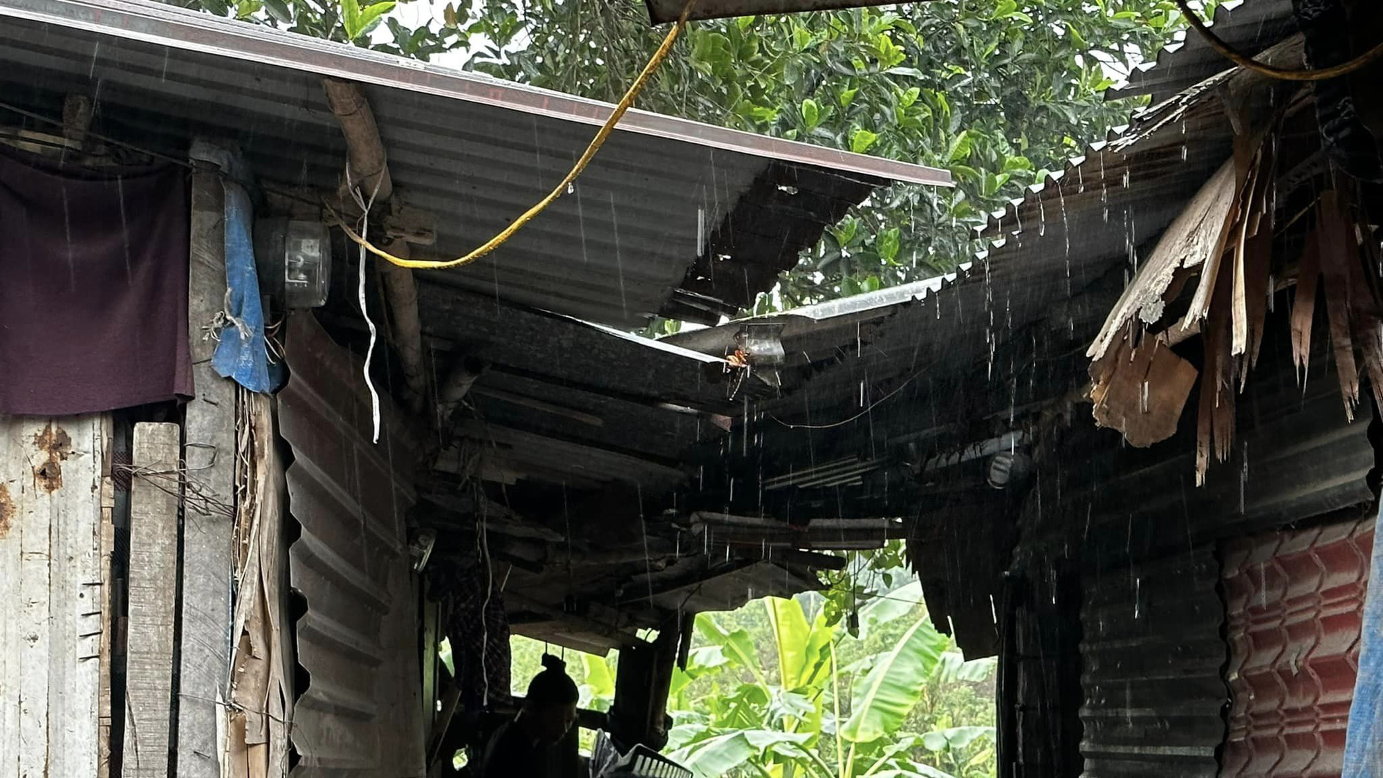 Cuộc đời vẫn đẹp sao: Cận cảnh phòng Lưu Luyến sát bãi rác, cống hôi thối - Ảnh 6. Cuộc đời vẫn đẹp sao: Cận cảnh phòng Lưu Luyến sát bãi rác, cống hôi thối - Ảnh 6.