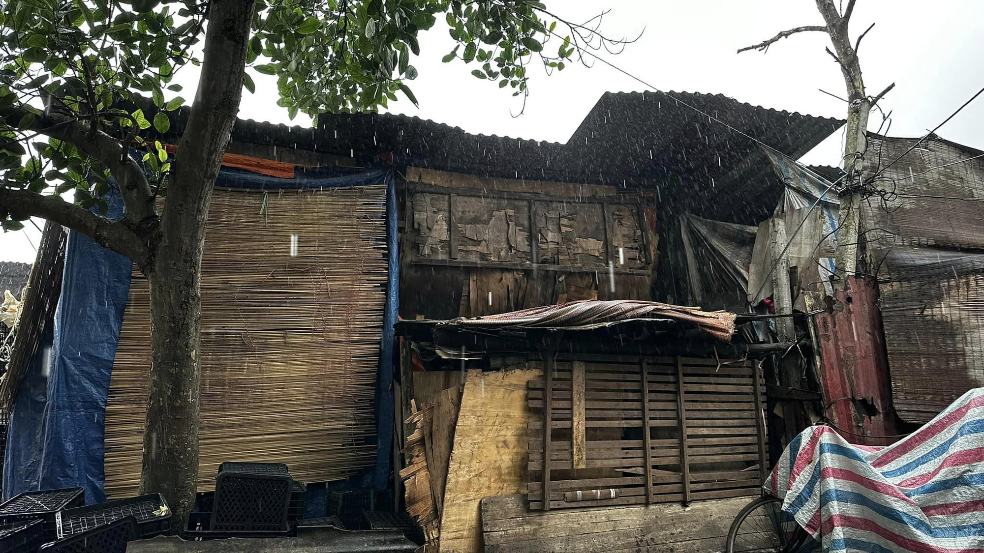 Cuộc đời vẫn đẹp sao: Cận cảnh phòng Lưu Luyến sát bãi rác, cống hôi thối - Ảnh 1. Cuộc đời vẫn đẹp sao: Cận cảnh phòng Lưu Luyến sát bãi rác, cống hôi thối - Ảnh 1.