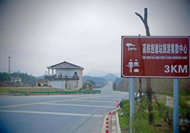Ngôi nhà "cứng đầu" nằm ngay giữa giao lộ, gia chủ đòi đền bù hơn 10 tỷ đồng cùng BĐS 480m2 mới di dời: Được cho là "điểm đen" giao thông - Ảnh 3. Ngôi nhà "cứng đầu" nằm ngay giữa giao lộ, gia chủ đòi đền bù hơn 10 tỷ đồng cùng BĐS 480m2 mới di dời: Được cho là "điểm đen" giao thông - Ảnh 3.