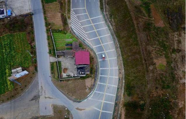 Ngôi nhà "cứng đầu" nằm ngay giữa giao lộ, gia chủ đòi đền bù hơn 10 tỷ đồng cùng BĐS 480m2 mới di dời: Được cho là "điểm đen" giao thông - Ảnh 1. Ngôi nhà "cứng đầu" nằm ngay giữa giao lộ, gia chủ đòi đền bù hơn 10 tỷ đồng cùng BĐS 480m2 mới di dời: Được cho là "điểm đen" giao thông - Ảnh 1.