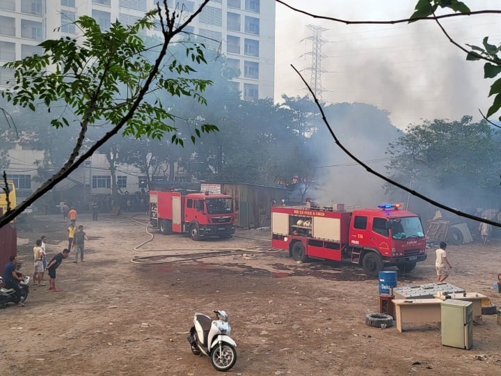 Cháy dãy nhà tạm sát làng sinh viên khu đô thị Pháp Vân, Hà Nội - Ảnh 2.