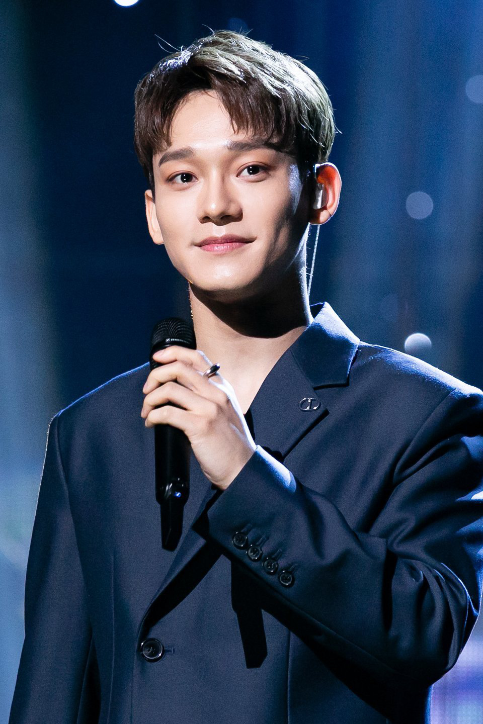 Chen (EXO) hoá anh hùng đời thực, cứu 1 nữ sinh bị nhóm 4 bạn học hành hung giữa đường - Ảnh 1.