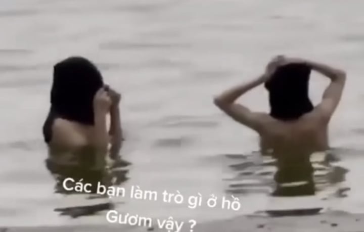 Thông tin 2 thiếu nữ tắm ở Hồ Gươm là không chính xác - Ảnh 1.