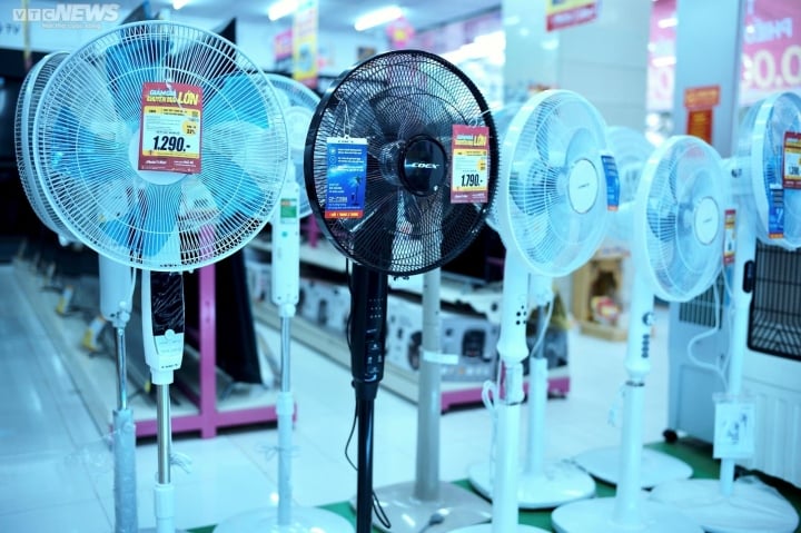 Nắng nóng 40 độ ở miền Bắc: Điều hòa, máy lạnh giảm giá kịch sàn để 'hốt khách' - Ảnh 3. Nắng nóng 40 độ ở miền Bắc: Điều hòa, máy lạnh giảm giá kịch sàn để 'hốt khách' - Ảnh 3.