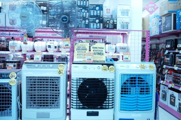 Nắng nóng 40 độ ở miền Bắc: Điều hòa, máy lạnh giảm giá kịch sàn để 'hốt khách' - Ảnh 6.