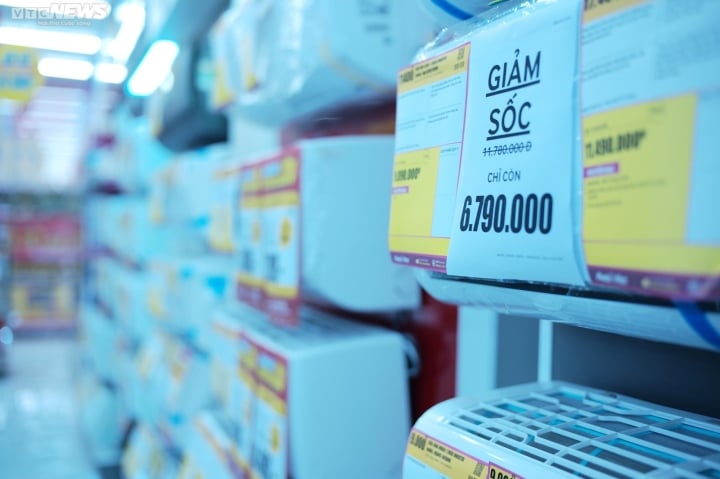 Nắng nóng 40 độ ở miền Bắc: Điều hòa, máy lạnh giảm giá kịch sàn để 'hốt khách' - Ảnh 5. Nắng nóng 40 độ ở miền Bắc: Điều hòa, máy lạnh giảm giá kịch sàn để 'hốt khách' - Ảnh 5.