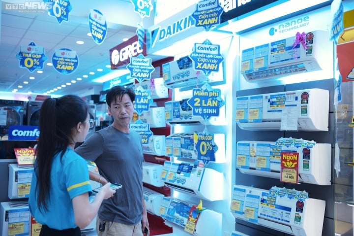 Nắng nóng 40 độ ở miền Bắc: Điều hòa, máy lạnh giảm giá kịch sàn để 'hốt khách' - Ảnh 10. Nắng nóng 40 độ ở miền Bắc: Điều hòa, máy lạnh giảm giá kịch sàn để 'hốt khách' - Ảnh 10.