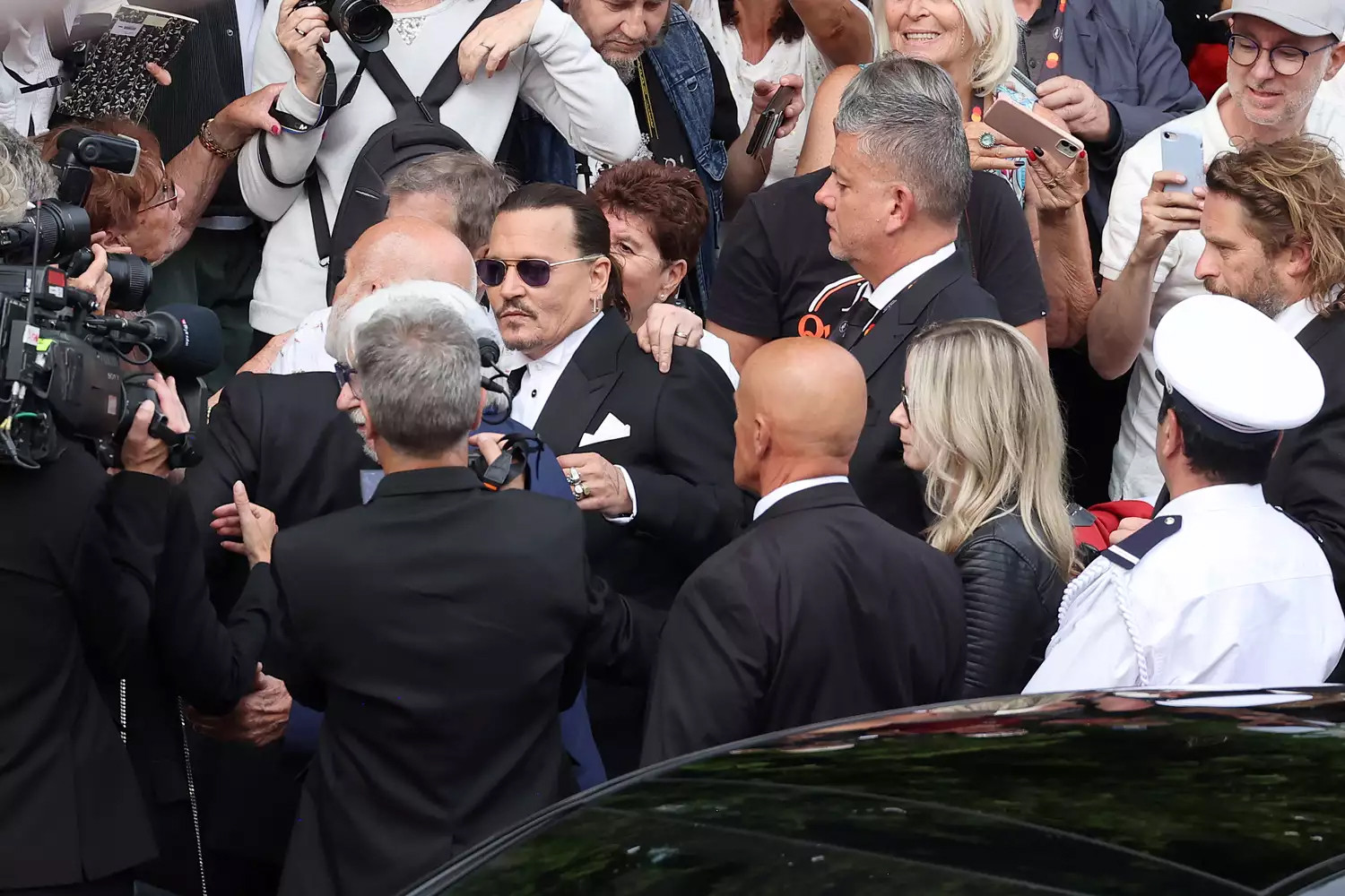 Johnny Depp khóc khi nhận 7 phút vỗ tay, được biển người hâm mộ chào đón ở LHP Cannes 2023 - Ảnh 3.