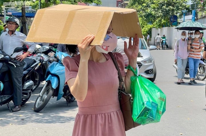 Người dân Hà Nội quay cuồng trong nắng gắt, quận Hà Đông chạm mốc 40 độ C - Ảnh 1. Người dân Hà Nội quay cuồng trong nắng gắt, quận Hà Đông chạm mốc 40 độ C - Ảnh 1.
