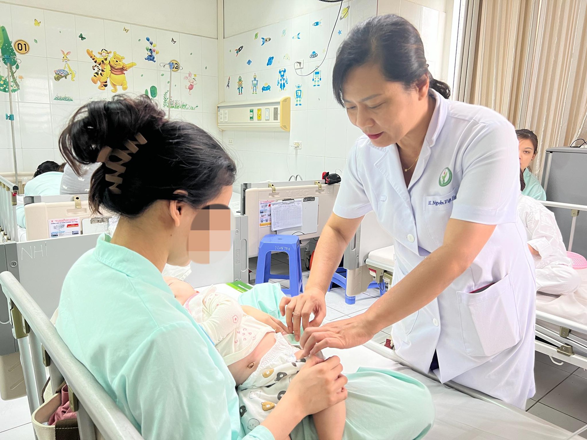 Trẻ 5 tháng tuổi phải cắt buồng trứng do phát hiện dị tật muộn - Ảnh 1. Trẻ 5 tháng tuổi phải cắt buồng trứng do phát hiện dị tật muộn - Ảnh 1.