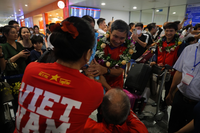 Người hâm mộ thủ đô chờ đón HLV Mai Đức Chung và đội tuyển bóng đá nữ Việt Nam - Ảnh 5.
