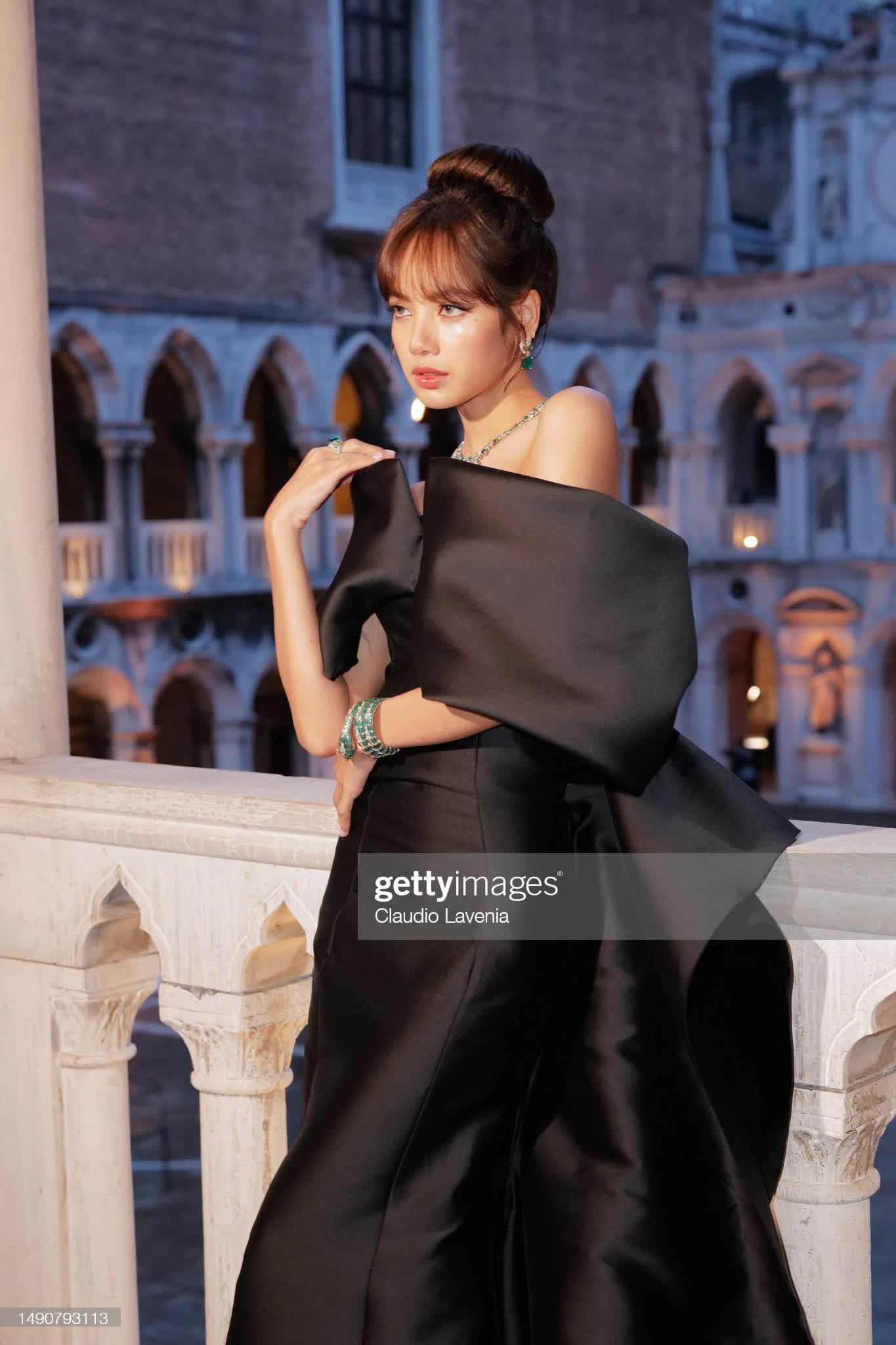 Lisa (Blackpink) mặc váy do thương hiệu thời trang Việt thiết kế riêng
