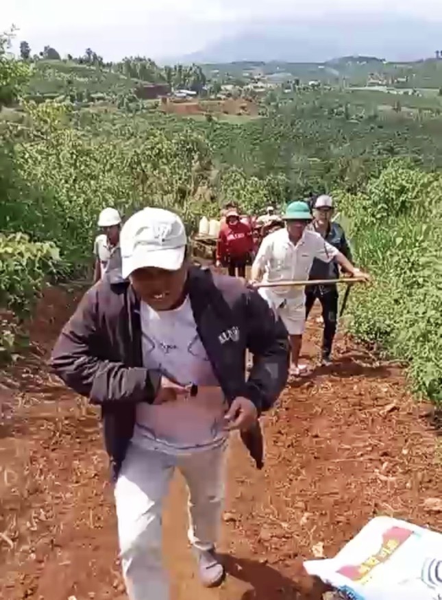 Giang hồ Hoàn Xuyến chiếm đảo, mở khu du lịch không phép giữa lòng hồ thủy điện - Ảnh 3. Giang hồ Hoàn Xuyến chiếm đảo, mở khu du lịch không phép giữa lòng hồ thủy điện - Ảnh 3.