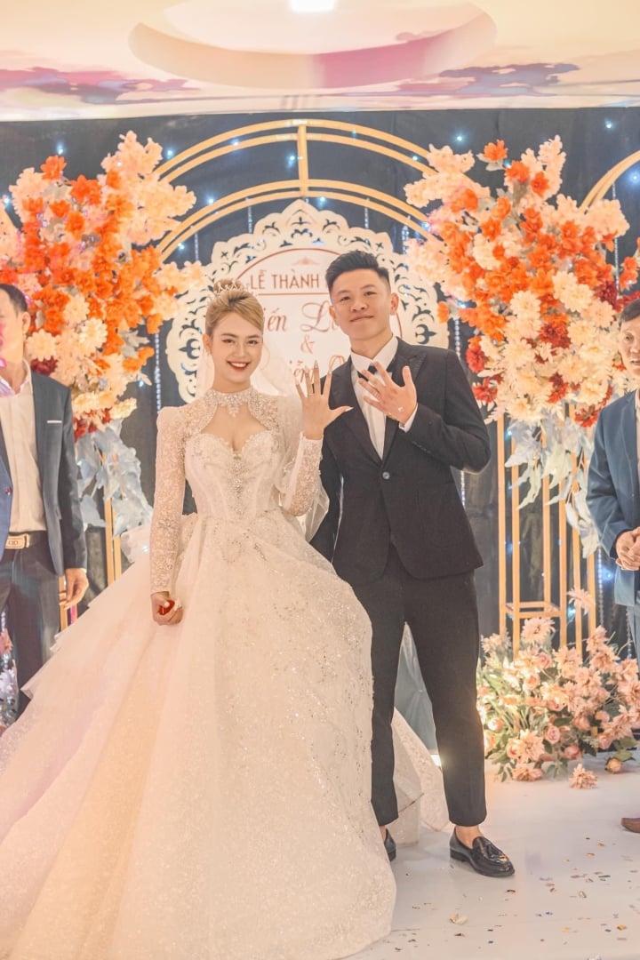 Vợ cầu thủ Vũ Tiến Long U22 Việt Nam: Gương mặt xinh đẹp, vóc dáng gợi cảm - Ảnh 2. Vợ cầu thủ Vũ Tiến Long U22 Việt Nam: Gương mặt xinh đẹp, vóc dáng gợi cảm - Ảnh 2.