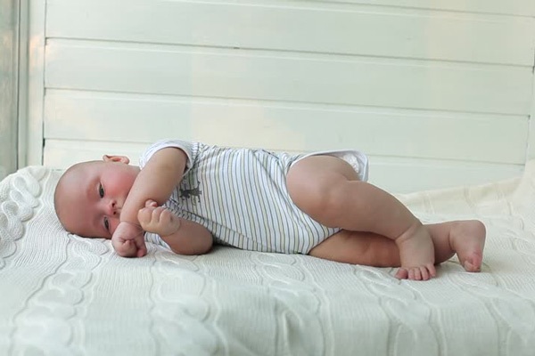 4 tư thế ngủ đáng yêu của trẻ nhỏ nhưng dễ khiến xương biến dạng, thậm chí đột tử - Ảnh 2.