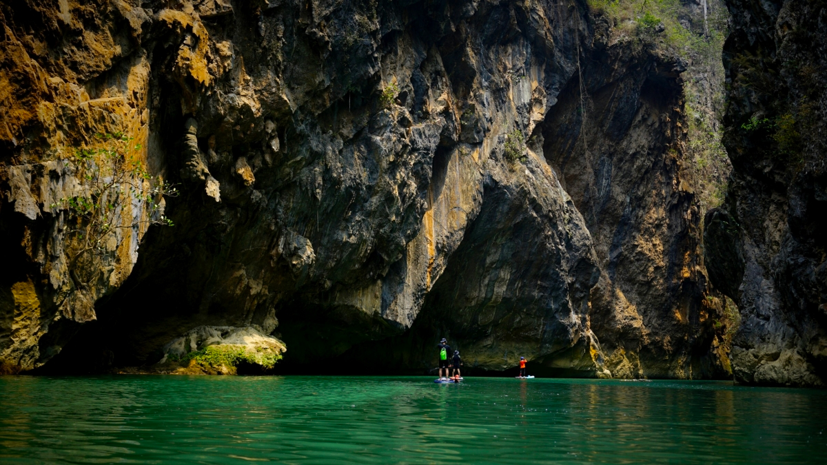 Phát hiện hẻm đá hoang sơ trên sông Nho Quế, Hà Giang đẹp như phim Hollywood - Ảnh 1.