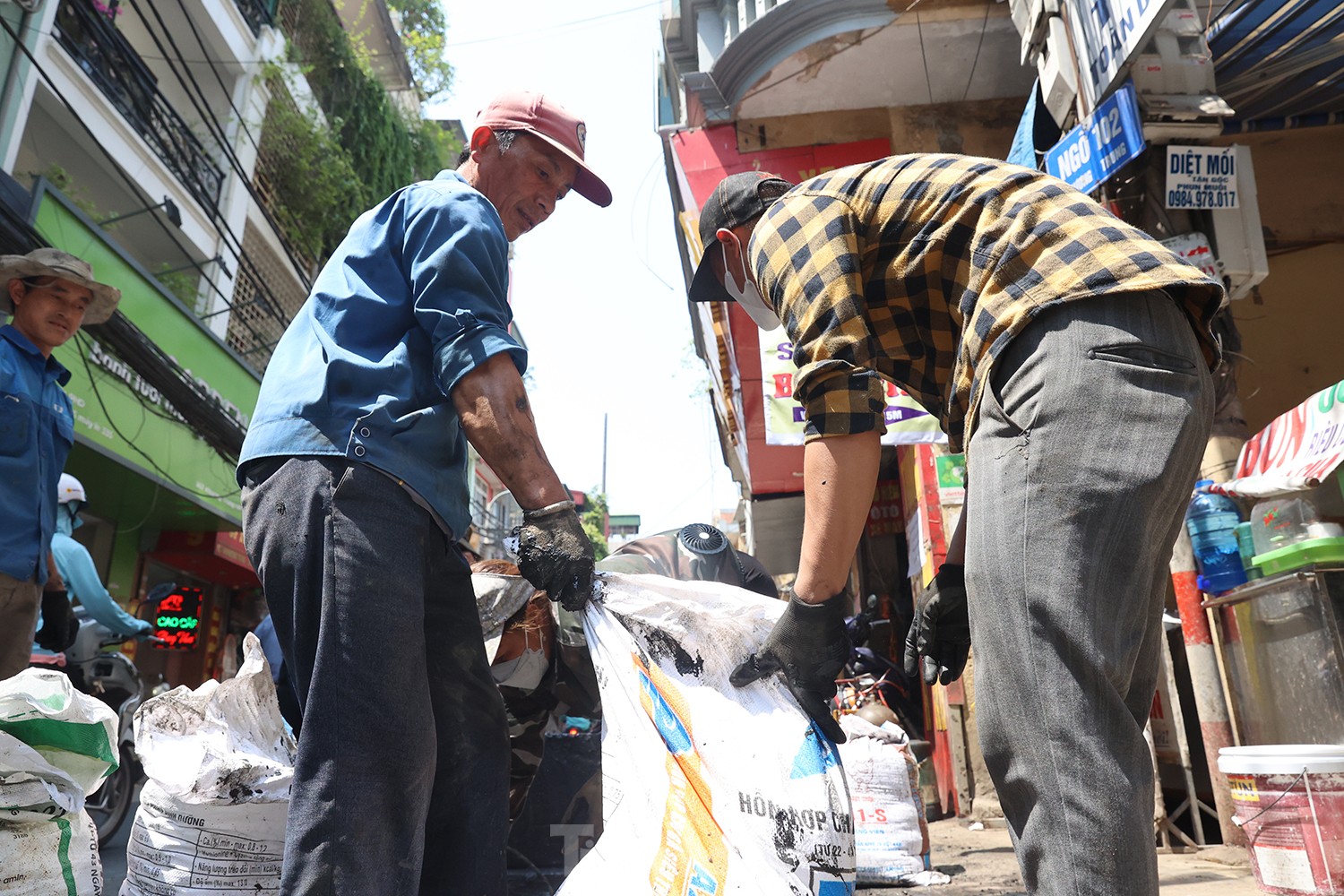 Hà Nội: Người lao động quay quắt dưới nắng nóng như &quot;đổ lửa&quot; - Ảnh 6.