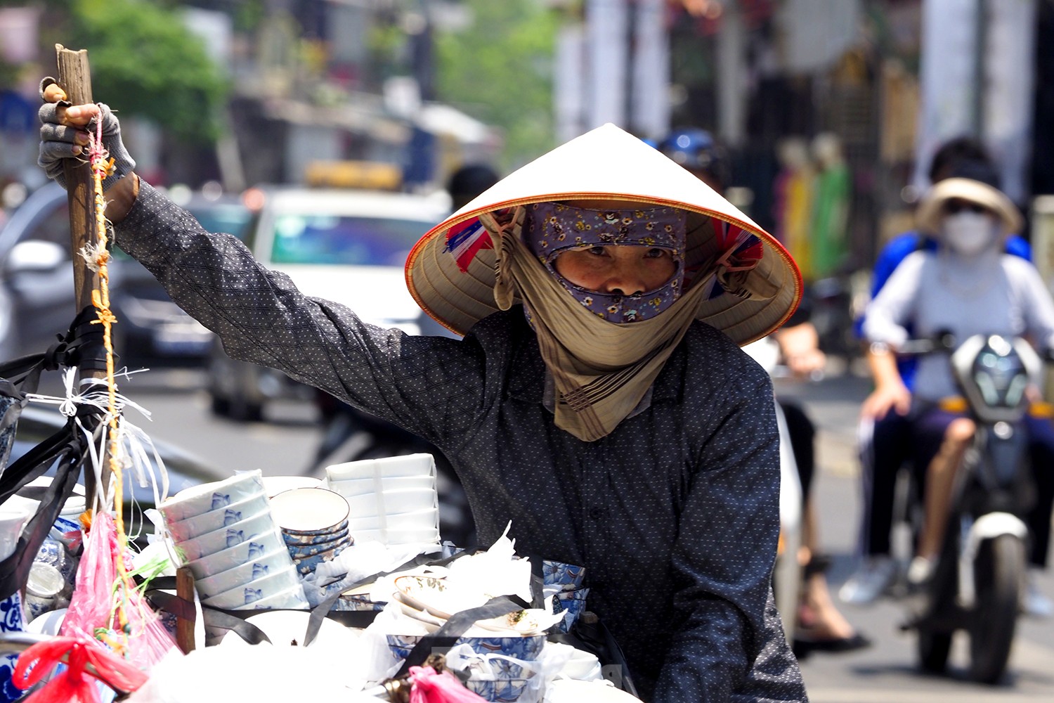 Hà Nội: Người lao động quay quắt dưới nắng nóng như &quot;đổ lửa&quot; - Ảnh 7.