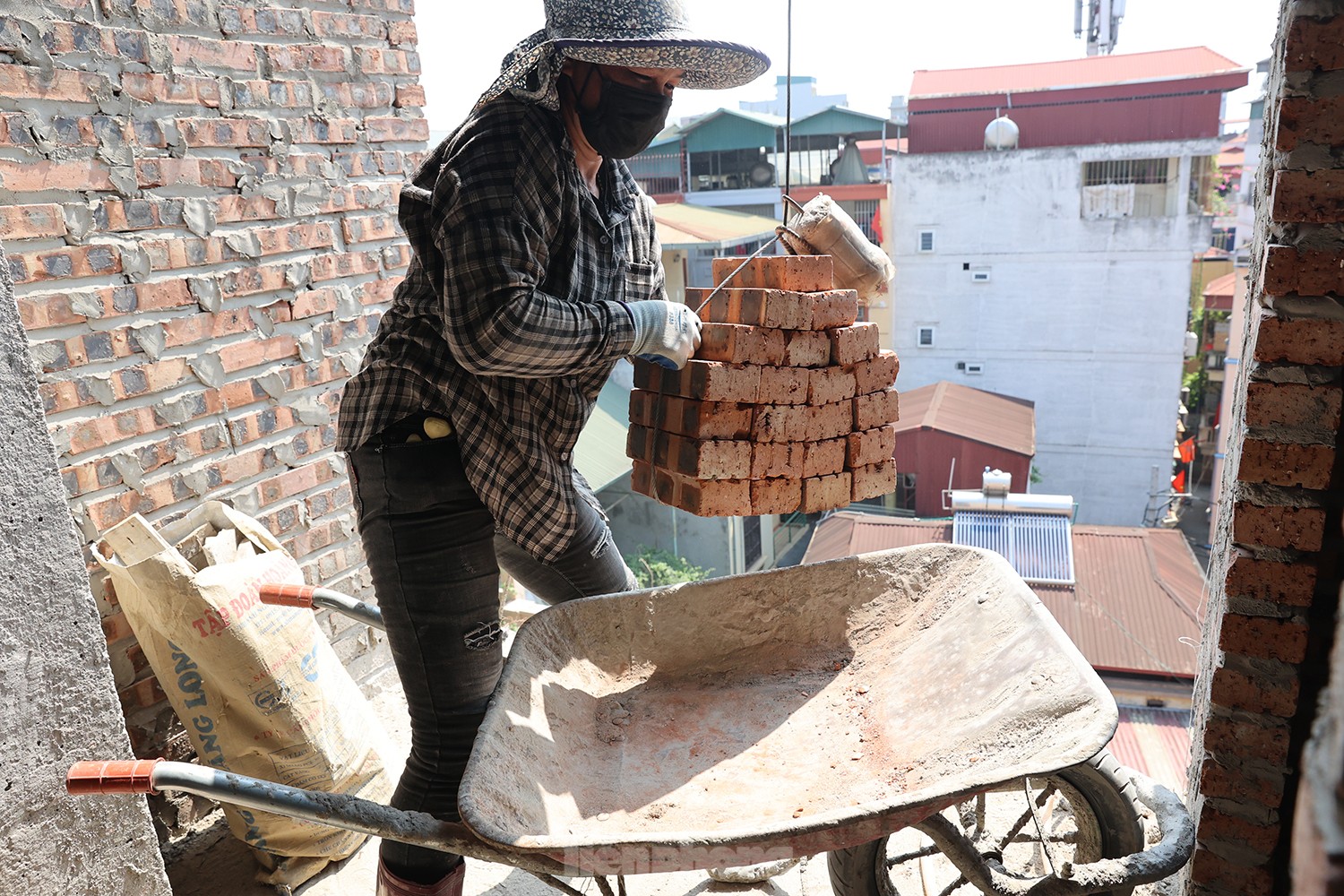 Hà Nội: Người lao động quay quắt dưới nắng nóng như &quot;đổ lửa&quot; - Ảnh 3.