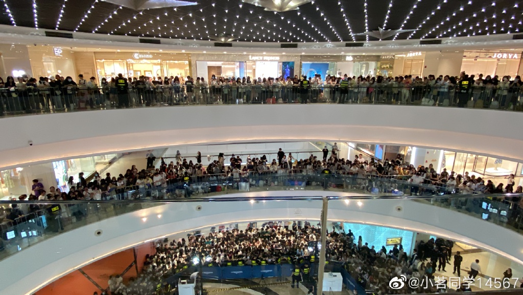Fan hâm mộ đứng kín trung tâm thương mại chờ đón Triệu Lệ Dĩnh - Ảnh 1.