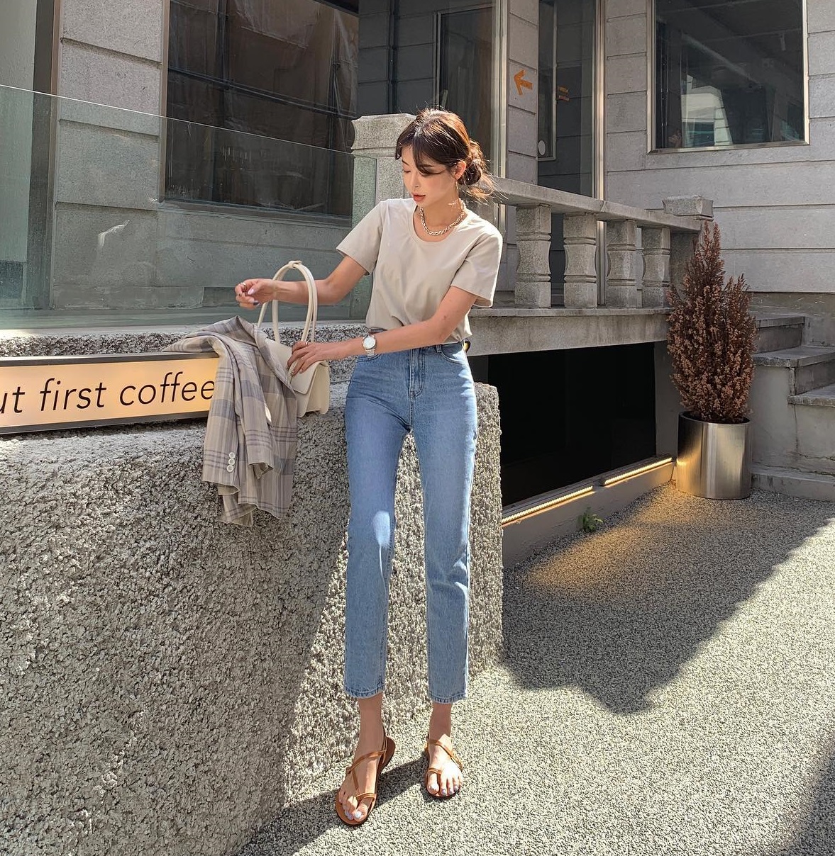 Diện áo thun và quần jeans sành điệu như Hoa hậu Phương Khánh với 10 công thức - Ảnh 7.
