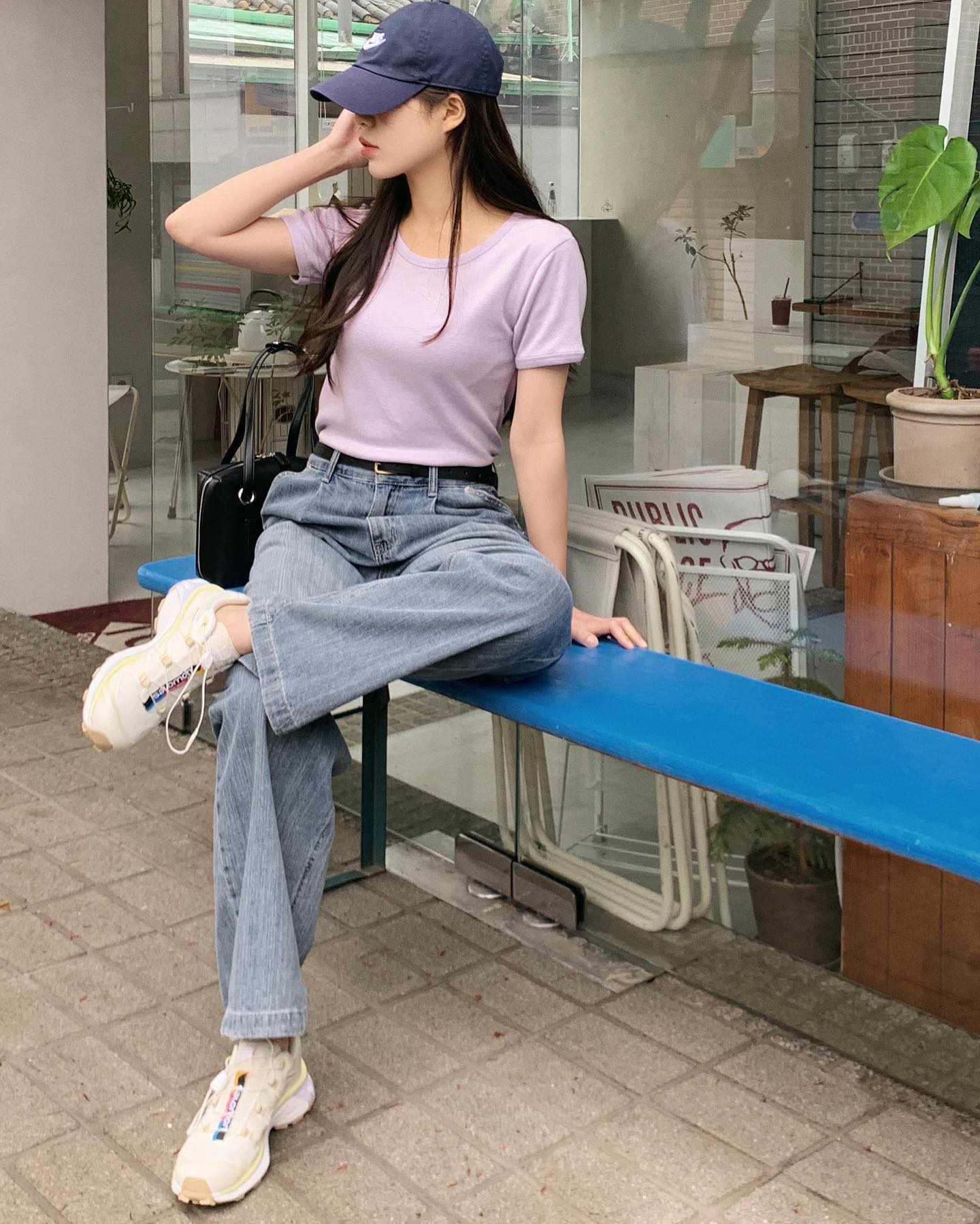 Diện áo thun và quần jeans sành điệu như Hoa hậu Phương Khánh với 10 công thức - Ảnh 6.