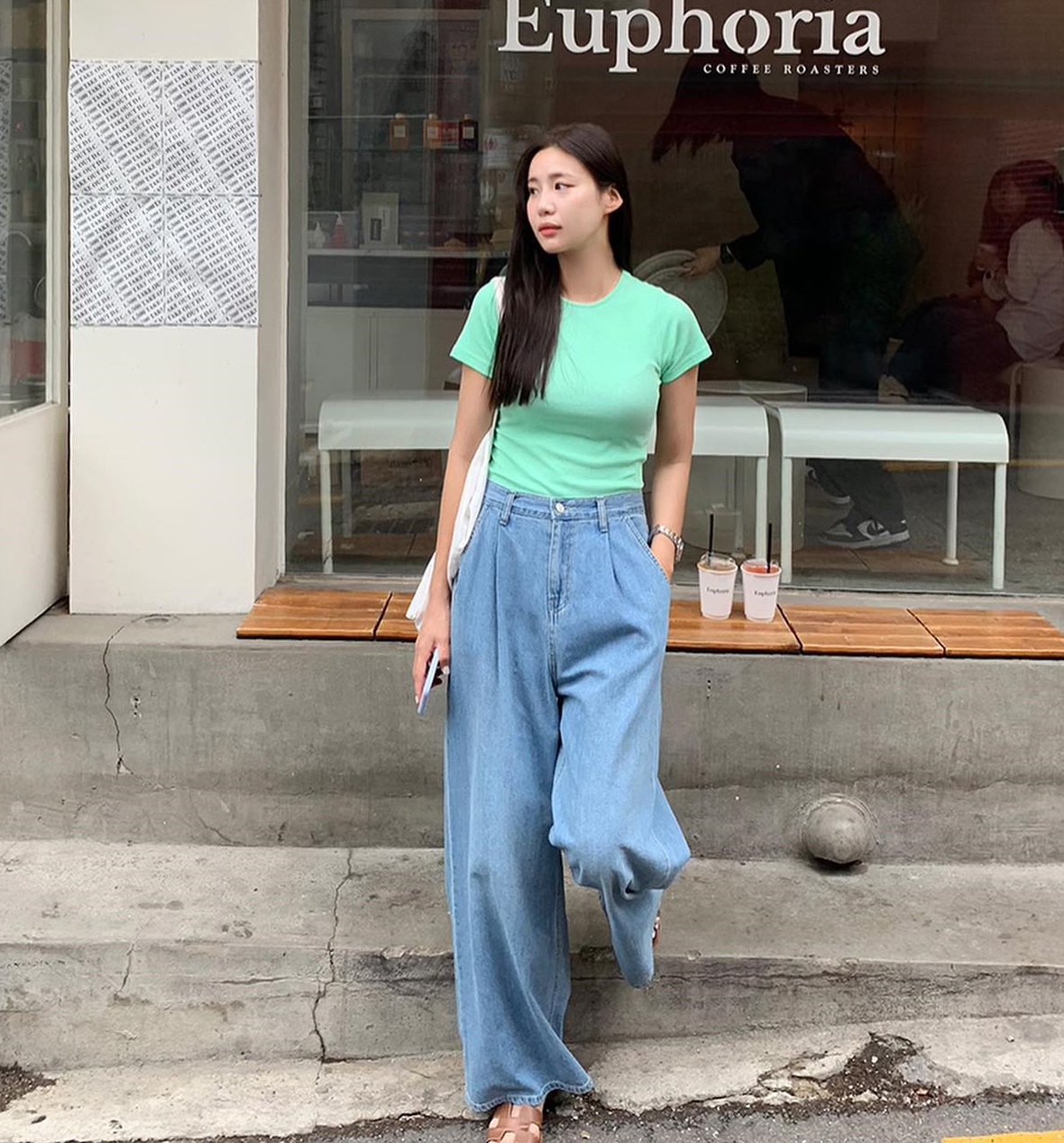 Diện áo thun và quần jeans sành điệu như Hoa hậu Phương Khánh với 10 công thức - Ảnh 4.