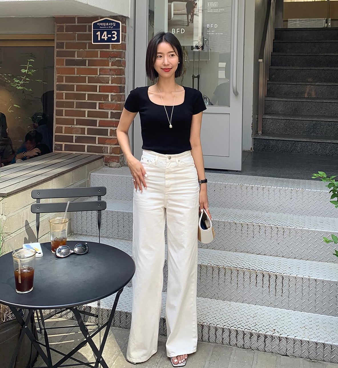 Diện áo thun và quần jeans sành điệu như Hoa hậu Phương Khánh với 10 công thức - Ảnh 3.
