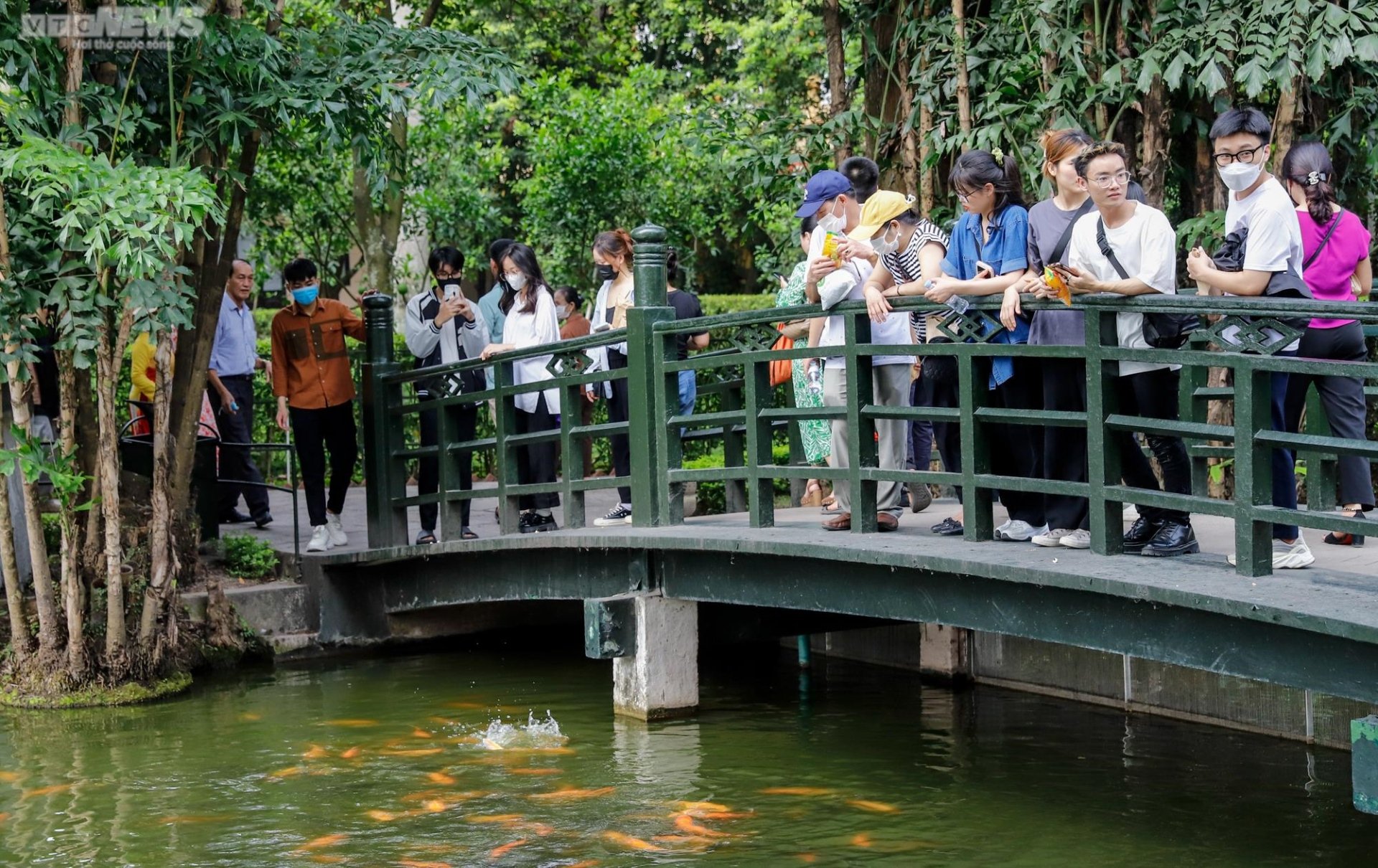 Dòng người xếp hàng vào Lăng viếng Chủ tịch Hồ Chí Minh - Ảnh 10.