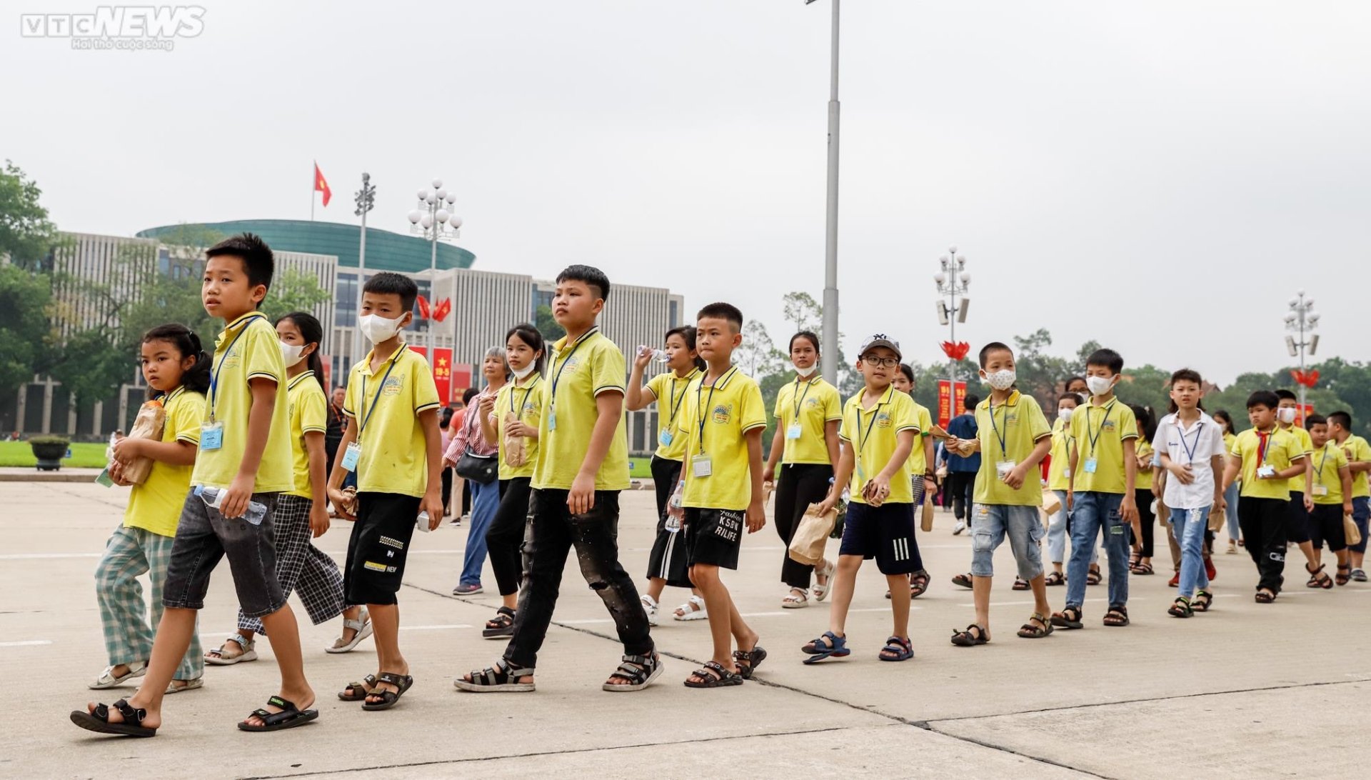 Dòng người xếp hàng vào Lăng viếng Chủ tịch Hồ Chí Minh - Ảnh 6.