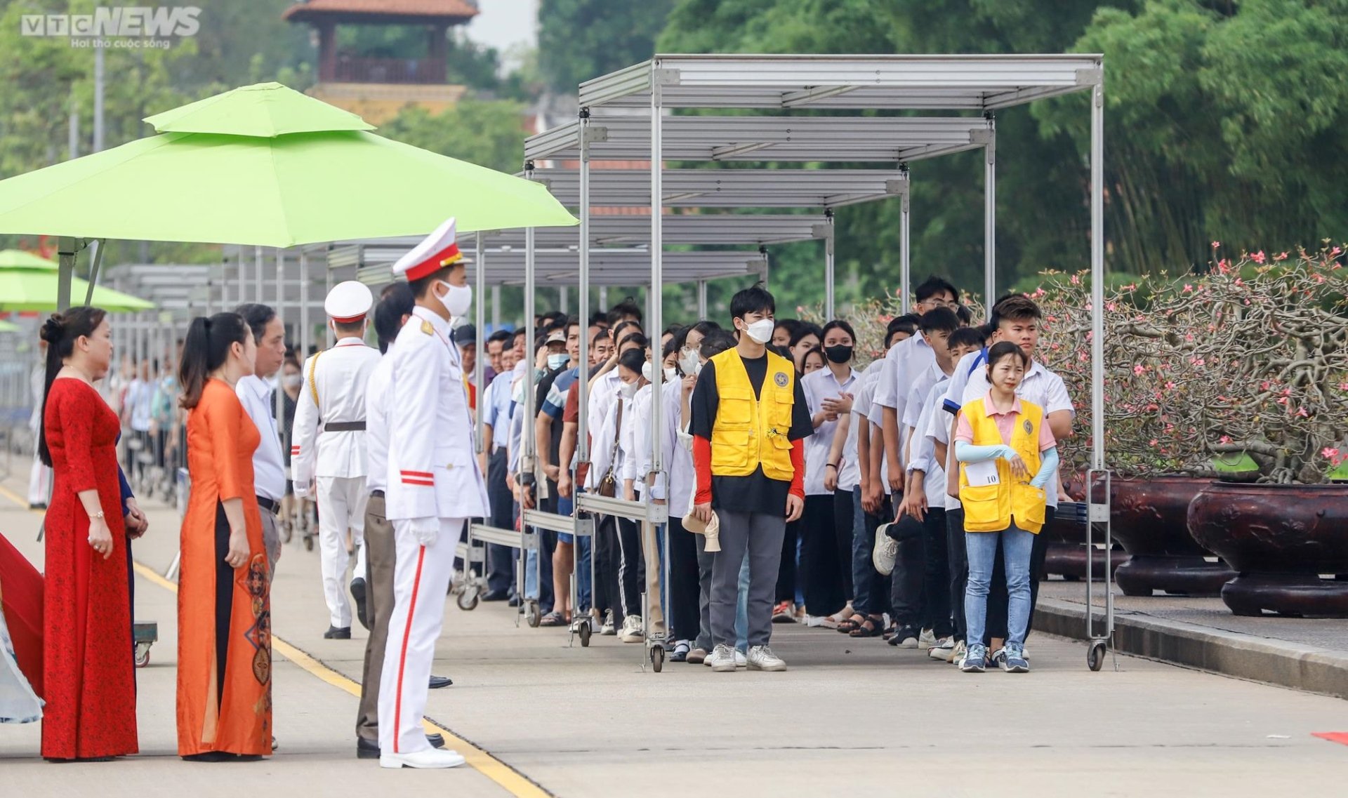 Dòng người xếp hàng vào Lăng viếng Chủ tịch Hồ Chí Minh - Ảnh 4.