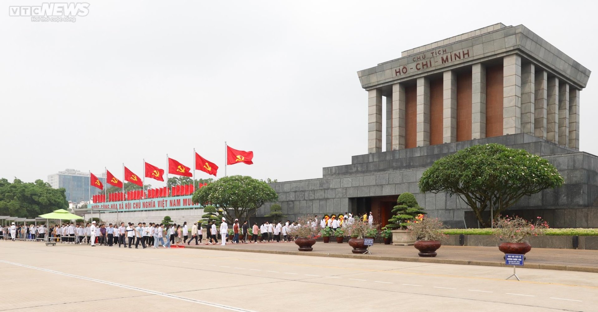 Dòng người xếp hàng vào Lăng viếng Chủ tịch Hồ Chí Minh - Ảnh 2.