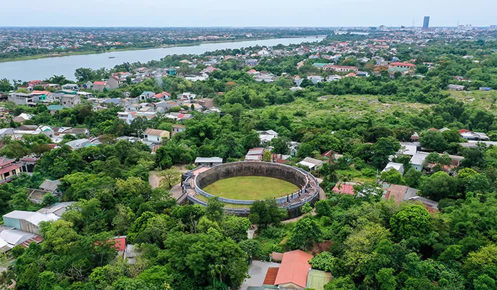 Khách Tây tò mò đi tìm “hình tròn kỳ lạ” trên bản đồ Huế: Địa điểm thuộc quần thể di tích nhưng ít ai biết - Ảnh 1.