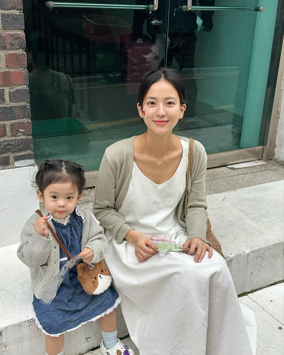 Học mẹ 1 con xứ Hàn lên đồ hack tuổi trẻ trung - Ảnh 2.