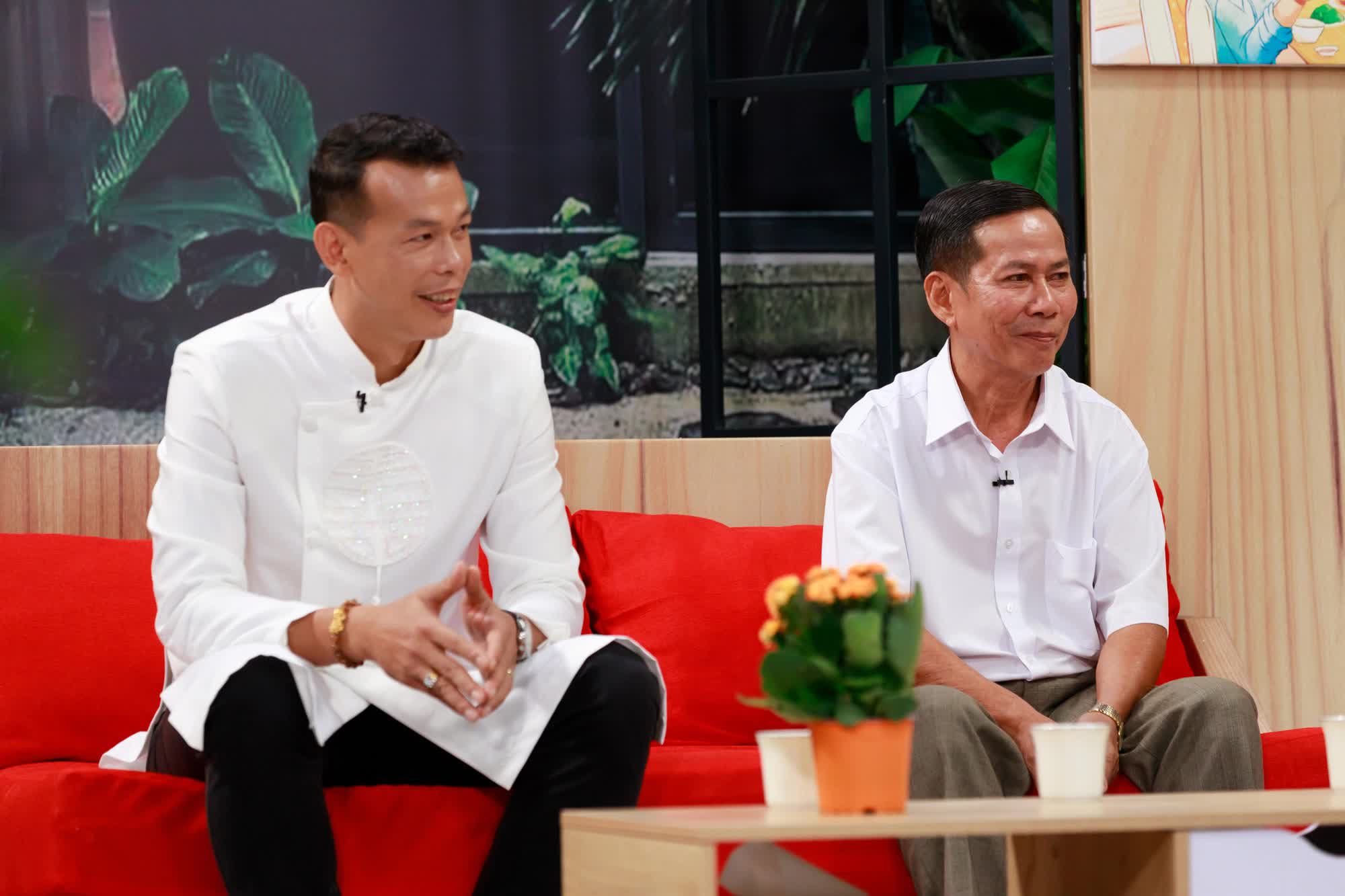 Thủ môn Tấn Trường: Được bố vợ cưng chiều, suýt đánh nhau với hàng xóm để bảo vệ con rể - Ảnh 2. Thủ môn Tấn Trường: Được bố vợ cưng chiều, suýt đánh nhau với hàng xóm để bảo vệ con rể - Ảnh 2.