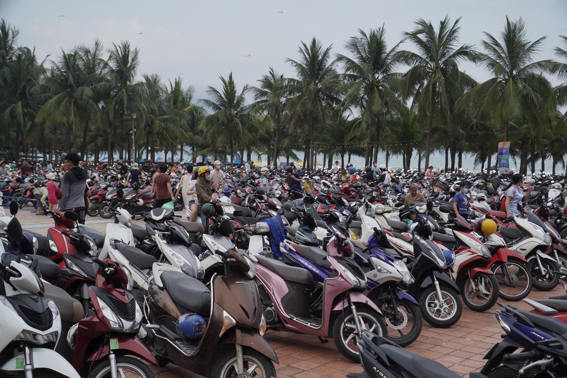 Biển Đà Nẵng đông nghịt, du khách hào hứng check-in, nhảy sóng - Ảnh 8.