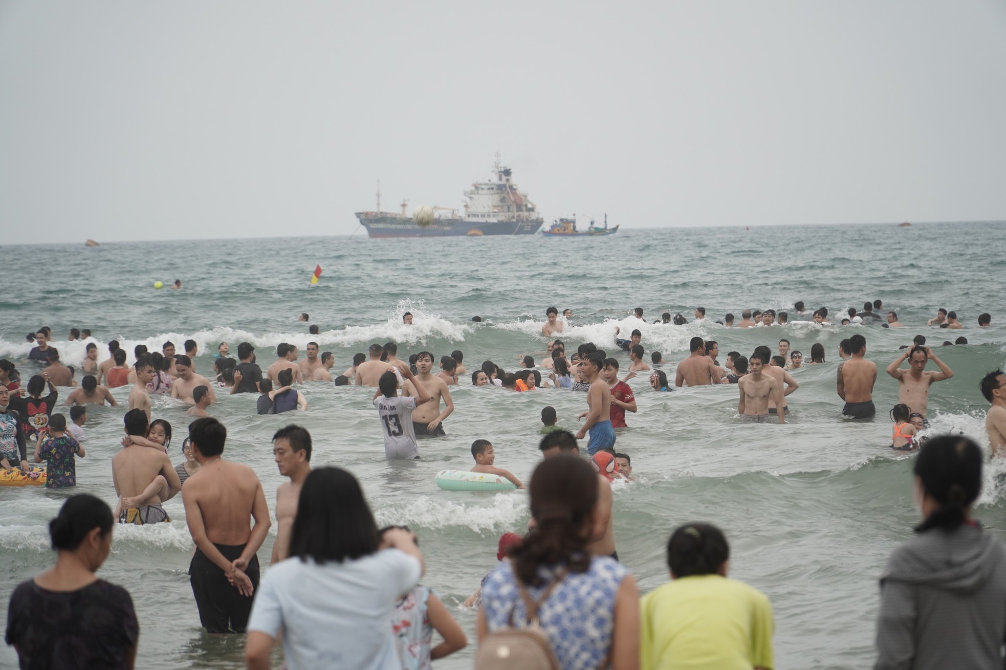 Biển Đà Nẵng đông nghịt, du khách hào hứng check-in, nhảy sóng - Ảnh 2.