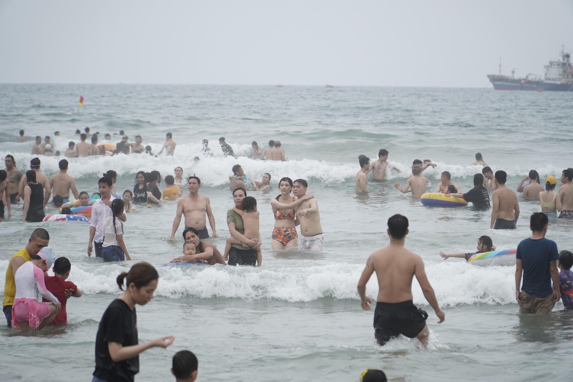 Biển Đà Nẵng đông nghịt, du khách hào hứng check-in, nhảy sóng - Ảnh 3.