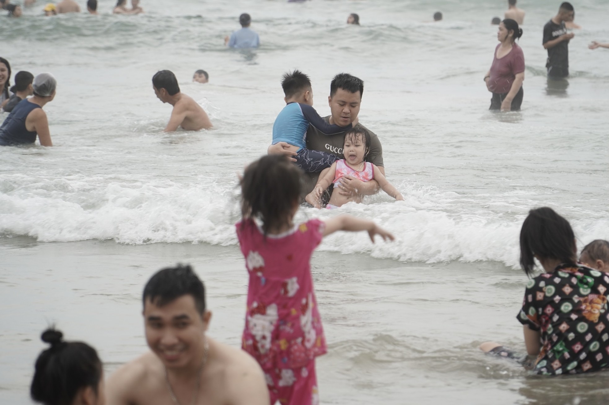 Biển Đà Nẵng đông nghịt, du khách hào hứng check-in, nhảy sóng - Ảnh 4.