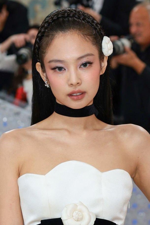 Jennie (BLACKPINK) ho&aacute; &ldquo;chiến thần visual&rdquo; ở Met Gala 2023: G&oacute;c cận xuất sắc đến độ cam thường v&agrave; ống k&iacute;nh tử thần chịu thua - Ảnh 8.