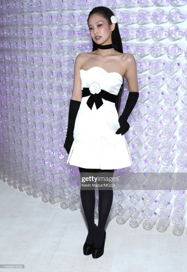 Jennie (BLACKPINK) ho&aacute; &ldquo;chiến thần visual&rdquo; ở Met Gala 2023: G&oacute;c cận xuất sắc đến độ cam thường v&agrave; ống k&iacute;nh tử thần chịu thua - Ảnh 3.