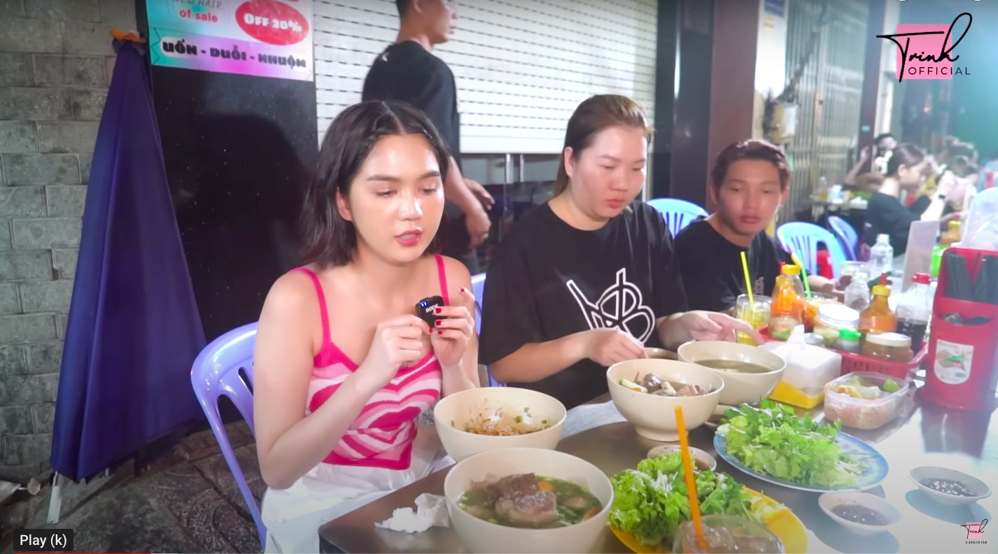 Theo chân Ngọc Trinh làm chuyến &quot;food tour&quot; đêm khuya tại TP.HCM - Ảnh 1.